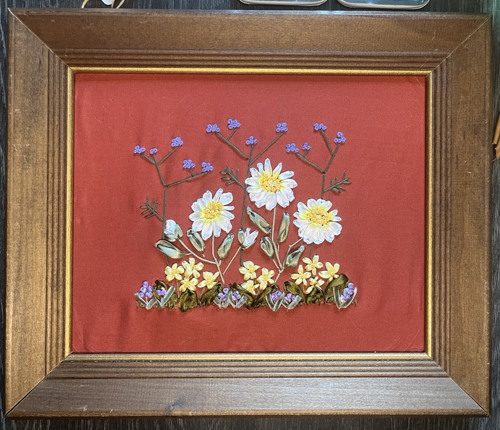 Daisies embroidery large